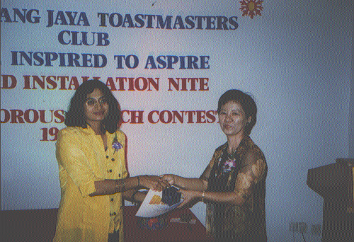 President awarding token of Appreciation to Organising Chairperson Vilasini Menon=240 pixels